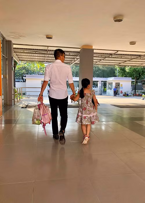 Sao Việt Công Vinh đến trường đón cô con gái Bánh Gạo. Cô nhóc hiện đã lớn phổng phao.