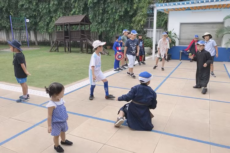 Lưu Hương Giang tâm sự: “Đúng là hội con gái, lễ hội hoá trang nhưng nhất quyết vẫn phải xinh đẹp. Còn em Misu đến trường chị ngáo ngơ không hiểu hội này đang làm trò gì”.