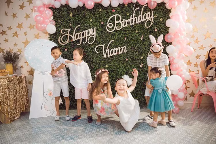 Nhóc tì nhà Hồng Nhung, Hương Giang chúc mừng sinh nhật bé Viann- con gái Hà Kiều Anh (váy xanh).