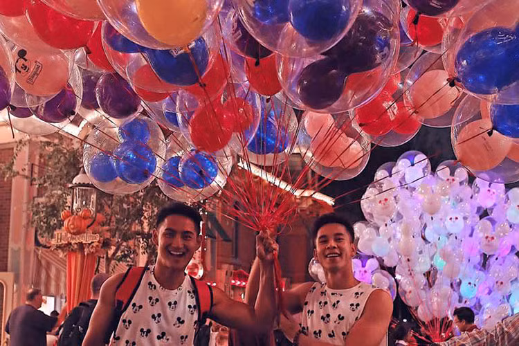 Hồ Vĩnh Khoa chia sẻ hình ảnh bên người yêu đồng tính, đồng thời viết: “Không cần đi khắp thế gian, chỉ cần đi hết các Disneyland”.