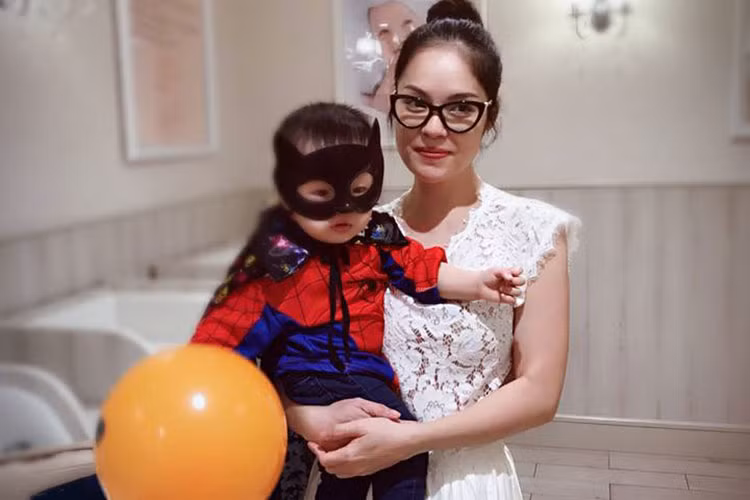 Con trai Dương Cẩm Lynh hóa người nhện nhí.