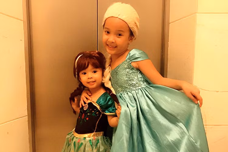 2 nhóc tì nhà diễn viên Hồng Đăng hóa công chúa Elsa và Anna.