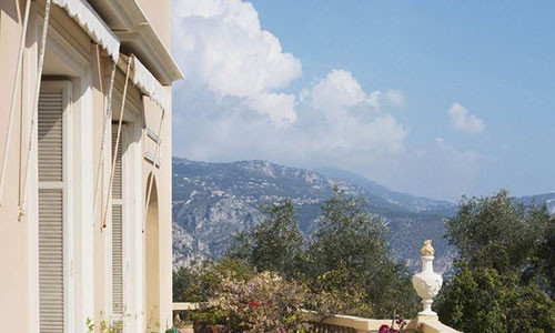 Dãy núi Alps thấp thoáng phía xa nhìn từ ban công biệt thự. Ảnh: Ambroise Tezenas