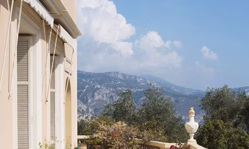 Dãy núi Alps thấp thoáng phía xa nhìn từ ban công biệt thự. Ảnh: Ambroise Tezenas