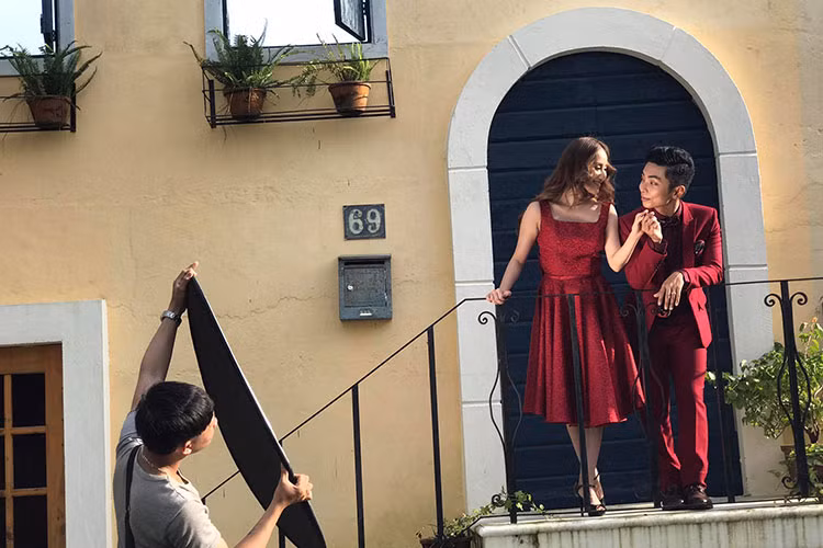 Vợ chồng Khánh Thi - Phan Hiển chụp ảnh tình tứ là một trong những tin tức sao Việt trong ngày 7/10.