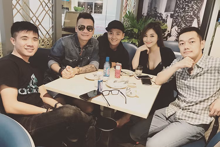 Khắc Việt (thứ hai bên trái) chạm mặt Ngô Kiến Huy và Hương Tràm tại phòng chờ của sân bay.