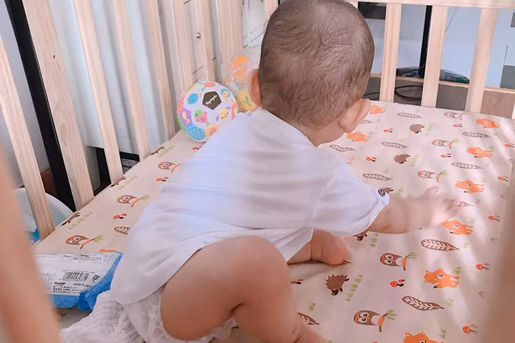 Ca sĩ Nam Cường nhờ các bà mẹ bỉm sữa tư vấn cho anh cách trị ho cho cậu con trai mà không phải dùng thuốc kháng sinh.