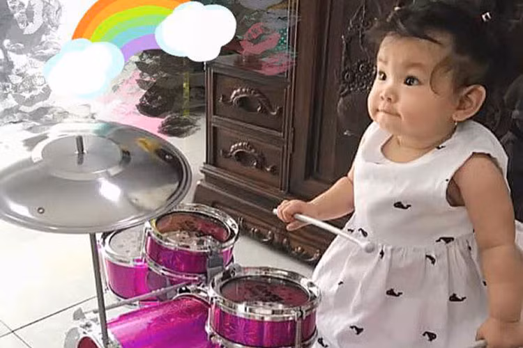 Con gái Thành Đạt - Hải Băng thích thú chơi trống.