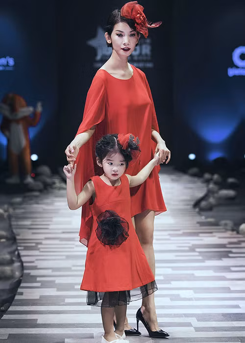 Khi trình diễn bên con gái, Xuân Lan catwalk bằng phong thái của một siêu mẫu và tư cách của một người mẹ luôn muốn mang đến những điều tuyệt vời nhất cho con mình.