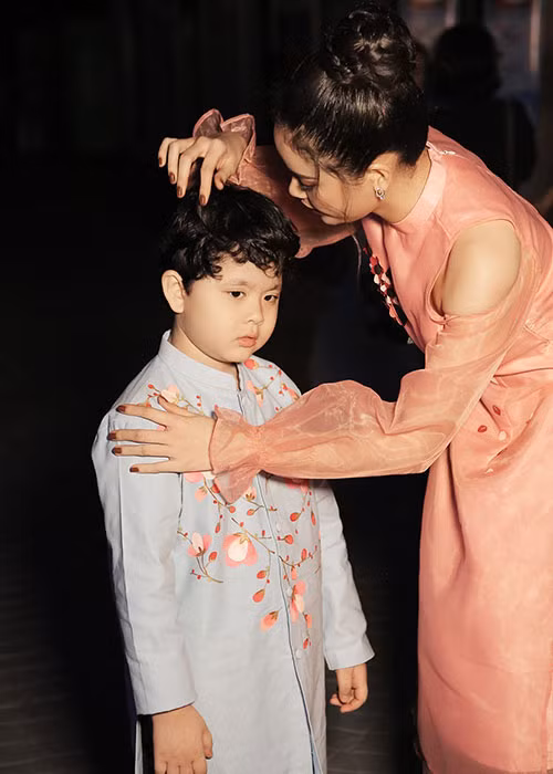 Trương Quỳnh Anh ân cần chăm sóc cậu quý tử ở hậu trường đêm diễn.