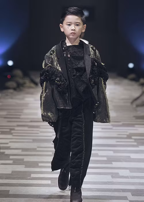 Bé Duy Anh - con trai diễn viên Thân Thúy Hà khá chuyên nghiệp trong lần đầu tiên trình diễn thời trang.