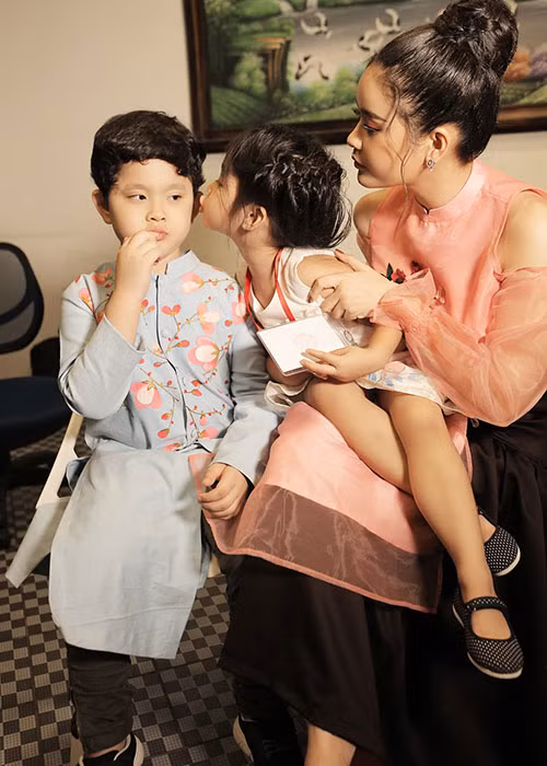 Con gái Xuân Lan chu môi hôn bé Sushi - con trai của Trương Quỳnh Anh và Tim.