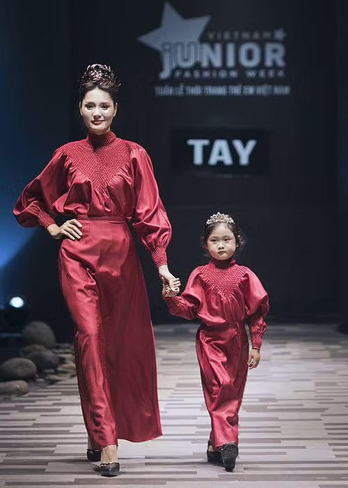Ngoài Trương Quỳnh Anh, Hoa hậu Hương Giang cũng đưa con lên sân khấu catwalk.