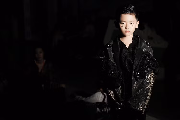 Quý tử nhà Thân Thúy Hà sinh năm 2009. Cậu nhóc ngày càng bảnh bao.