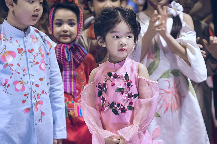 Nhóc tì nhà cựu siêu mẫu Xuân Lan càng ngày càng đáng yêu.