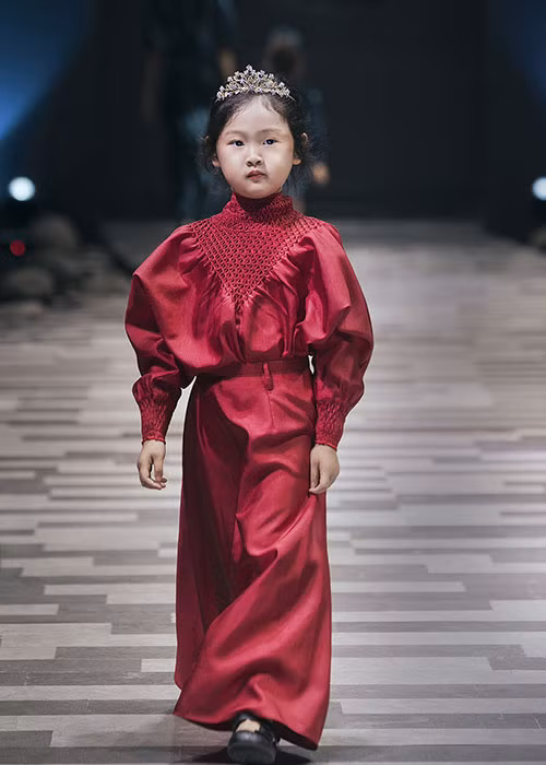 Dù lần đầu tiên trình diễn thời trang nhưng bé Tiểu Panda vẫn gây ấn tượng mạnh.