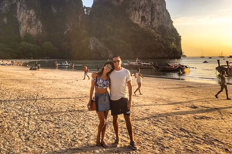 Trên trang cá nhân, Roberto thường xuyên viết lời ngọt ngào dành cho Maria. Anh từng chia sẻ: “Anh muốn nhìn em hạnh phúc và phần thưởng lớn nhất của anh chính là ngắm em cười”.