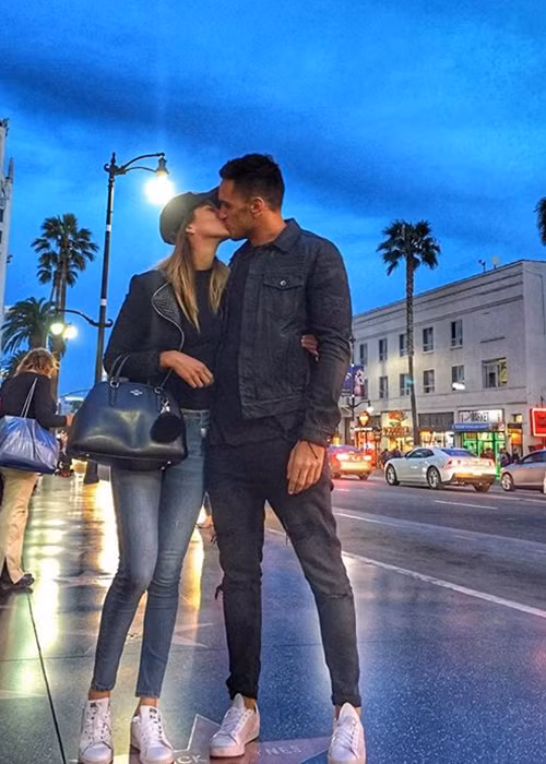 Trên trang cá nhân, cặp đôi thường xuyên chia sẻ những khoảnh khắc tình tứ bên nhau cùng những lời ngọt ngào dành cho đối phương.