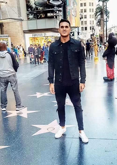 Ngoài du lịch, bạn trai của Hoa hậu Hòa bình Thế giới 2017 còn yêu thích võ thuật và xe phân khối lớn.