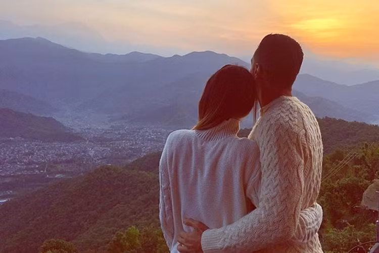 Maria chia sẻ khoảnh khắc đầy ngọt ngào bên Roberto khi cùng ngắm bình minh trong chuyến du lịch ở Napal.