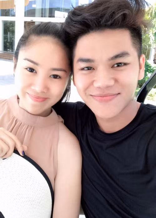 Yêu phi công trẻ Trung Kiên, Lê Phương cũng đang hưởng trái ngọt. Trước đó, Lê Phương và Trung Kiên không được gia đình 2 bên ủng hộ chuyện tình cảm bởi sự chênh lệch tuổi tác lên đến 7 tuổi. Ngoài ra, Lê Phương từng qua một lần đò và có một cậu con trai. Ảnh: FBNV