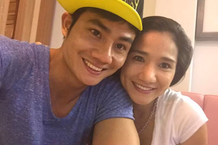 Năm 2015, Cát Tường công khai bạn trai. Đó là người mẫu Minh Thành, kém cô 10 tuổi. Minh Thành rất chín chắn, yêu thương và chịu khó chiều chuộng Cát Tường. Anh cũng không quan tâm chuyện cô từng lập gia đình và có con gái lớn. Ảnh: Khám phá