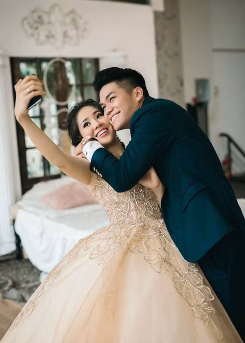 Bằng sự chân thành, Lê Phương và Trung Kiên đi đến cái kết có hậu. Cả hai nên duyên vợ chồng cách đây không lâu. Sau khi về chung một nhà với chồng trẻ, Lê Phương thường xuyên khoe cuộc sống tràn ngập hạnh phúc của mình. Ảnh: FBNV