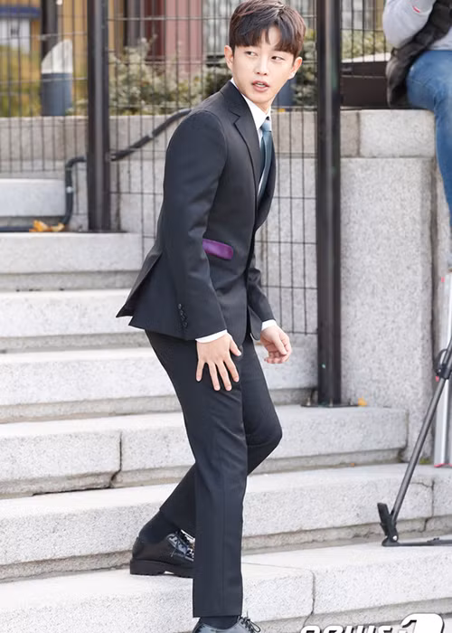 Nam diễn viên phim "Hậu duệ mặt trời" Kim Min Suk cũng được mời đến đám cưới.