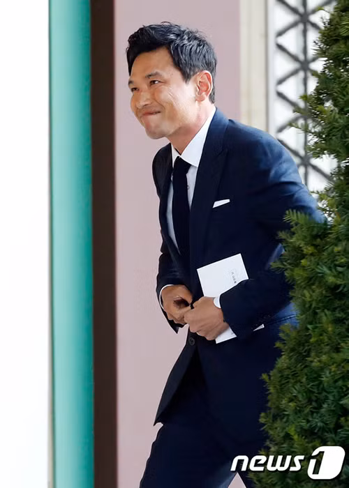 Hwang Jung Min đến dự hôn lễ của cặp Song - Song.