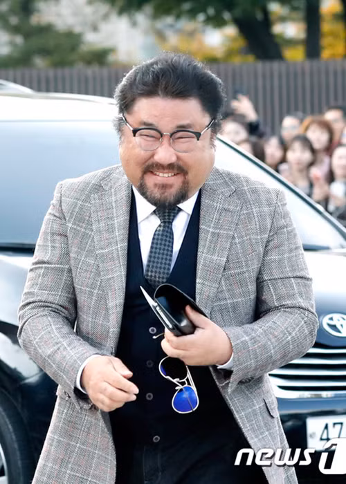 Nam diễn viên gạo cội Ko Chang Seok tươi rói đến tham dự hôn lễ của cặp đôi đình đám xứ Hàn.