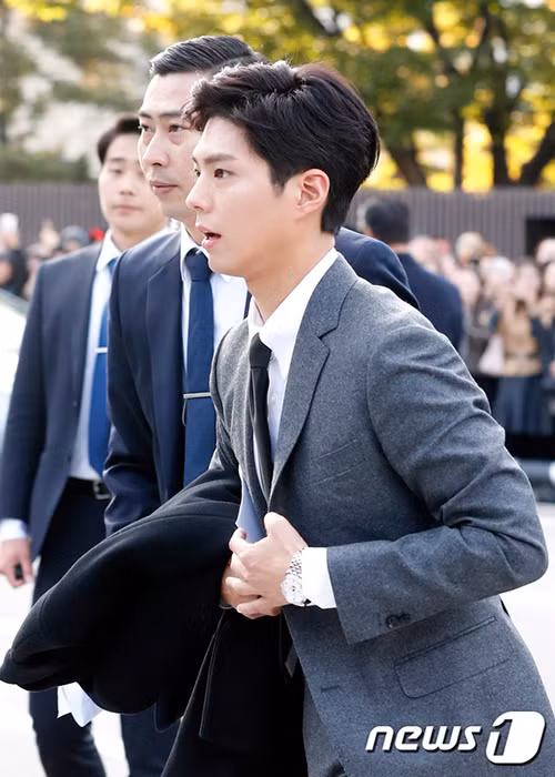 Park Bo Gum ăn diện lịch lãm. Trong đám cưới của cặp Song - Song, anh sẽ chơi đàn piano.