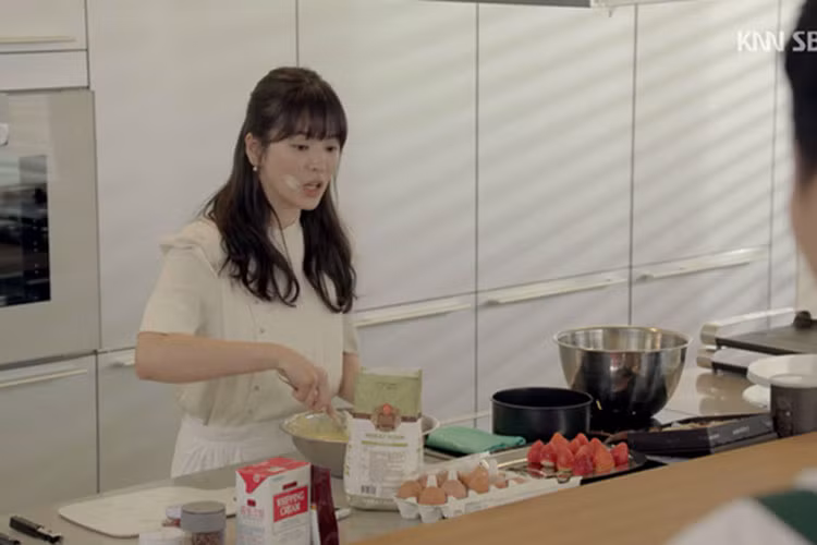 Không chỉ xinh đẹp, Song Hye Kyo còn là cô gái đảm đang. Trong một cuộc phỏng vấn, nữ thần màn ảnh cho hay cô có thể nấu được các món ăn truyền thống từ đơn giản đến phức tạp. Ảnh: chụp màn hình