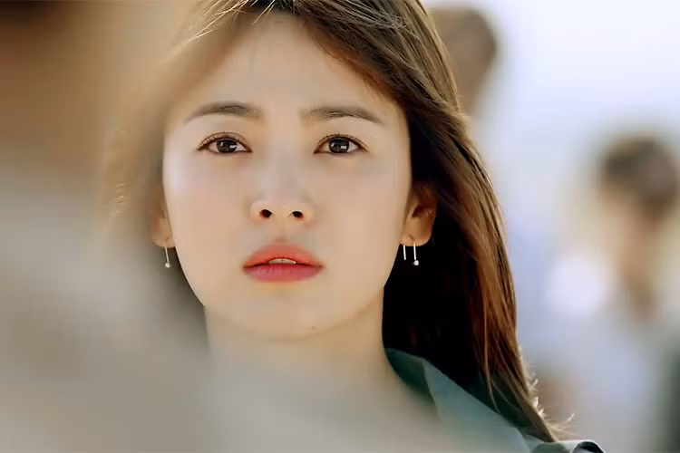 Không ít người hâm mộ ghen tỵ với Song Joong Ki khi anh đã chiếm được trái tim của Song Hye Kyo. Fans cho rằng Song Joong Ki còn rất may mắn khi lấy được Song Hye Kyo. Ảnh: chụp màn hình