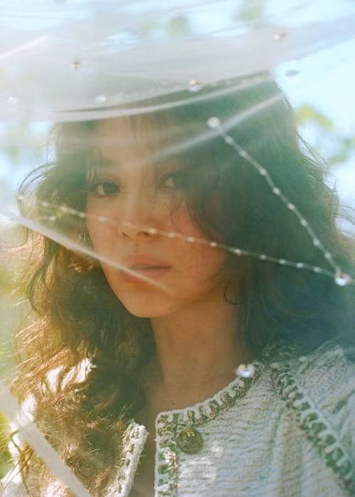 Song Hye Kyo được mệnh danh là ngôi sao có vẻ đẹp tự nhiên nhất xứ Hàn. Ngoài ra, nữ diễn viên sinh năm 1981 còn nổi tiếng bởi vẻ đẹp không tuổi. Ảnh: Vogue