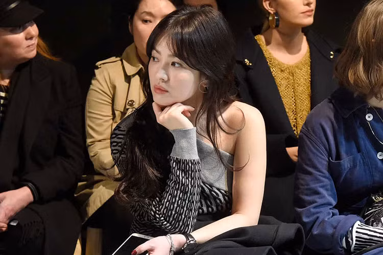 Kể từ khi bước chân vào làng giải trí, Song Hye Kyo giữ được hình ảnh sạch scandal. Chính vì vậy, cô ngày càng được nhiều khán giả yêu mến. Ảnh: Vogue