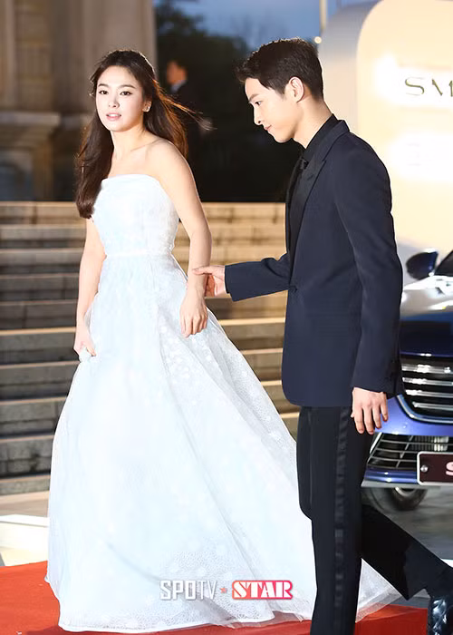 Vào ngày 31/10 tới đây, đám cưới Song Joong Ki - Song Hye Kyo chính thức diễn ra. Trước đó, vào tháng 7 vừa qua, cặp đôi bất ngờ tuyên bố hẹn hò. Ảnh: Spotvstar