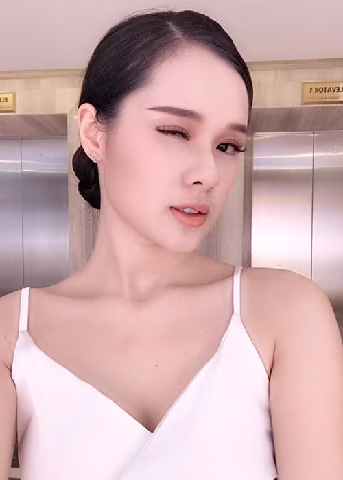 Huyền Trang đi làm thêm từ năm 17 tuổi để phụ giúp bố mẹ trang trải tiền sinh hoạt trong gia đình. Cô chụp ảnh cho các cửa hàng quần áo, trình diễn thời trang. Ảnh: FBNV