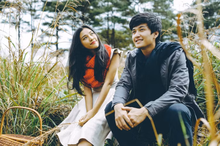 Khi tan vỡ, Hoàng Oanh rơi nước mắt chia sẻ cô quyết định chia tay vì đã có lúc bị bạn trai bỏ rơi còn Huỳnh Anh cho rằng đến độ tuổi, anh phải dành thời gian cho công việc nhiều hơn nhưng đã cố gắng quan tâm bạn gái nhiều nhất có thể. Ảnh: VOV