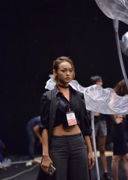 Trở về Việt Nam, Mai Ngô từng bị cấm diễn ở một tuần lễ thời trang bởi thi Asia's Next Top Model 2016 không xin phép. Sở văn hóa Thể thao và Du lịch TP HCM từng 3 lần gửi thư mời giải quyết sự việc nhưng Mai Ngô không đến. Sau đó, cô phân trần vì quá bận rộn nên không để ý . Ảnh: Vietnamnet
