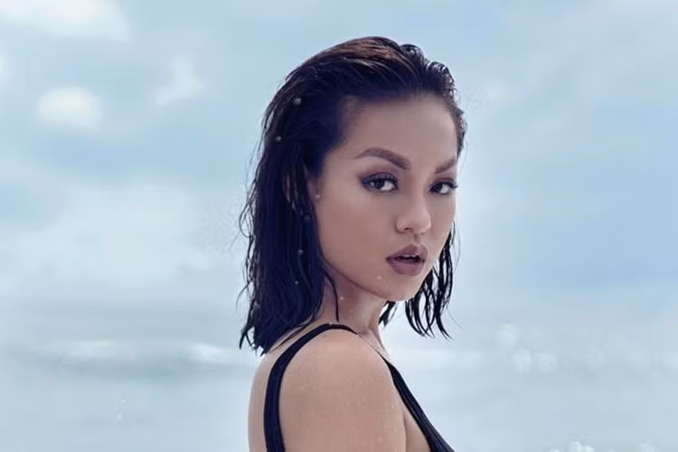 Mai Ngô từng gây sốc với phát ngôn "Đàn ông Việt chỉ biết nhậu chứ đâu có biết uống bia". Cô cho rằng phải am hiểu về bia thì mới thưởng thức được. Phát ngôn của Mai Ngô bị đạo diễn Lê Hoàng, Trương Nam Thành, Huy Khánh...phản pháo. Ảnh: Zing