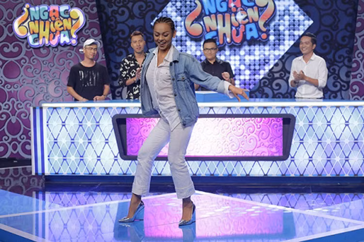 Sau khi giành được ngôi vị á quân The Face 2016, Mai Ngô đắt show sự kiện, quảng cáo nhưng liên tục bị chỉ trích về phong cách thời trang không giống ai, thậm chí táo bạo theo hướng phản cảm ở đời thường lẫn đi sự kiện hay trên truyền hình. Ảnh: VTC