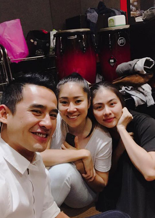 Bộ ba diễn viên: Lê Phương (giữa), Vân Trang và Lương Thế Thành vui vẻ bên nhau.
