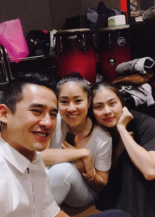 Bộ ba diễn viên: Lê Phương (giữa), Vân Trang và Lương Thế Thành vui vẻ bên nhau.