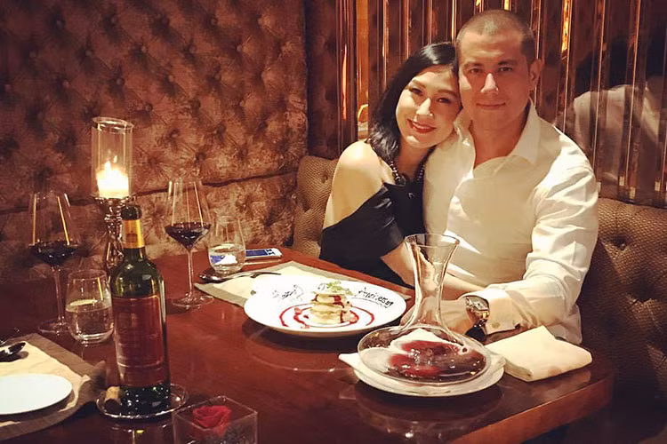 Tháng 7/ 2016, trên trang cá nhân, Olaf Mueller bất ngờ cập nhật mối quan hệ đang hẹn hò với Kathy Uyên. Ảnh: FBNV