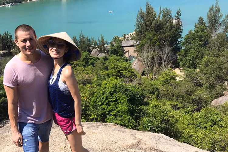 Kathy Uyên quen Olaf Mueller khi cùng làm giám khảo cho một TV show tại Singapore. Từ đồng nghiệp, cả hai làm bạn rồi yêu nhau lúc nào không hay. Ảnh: FBNV