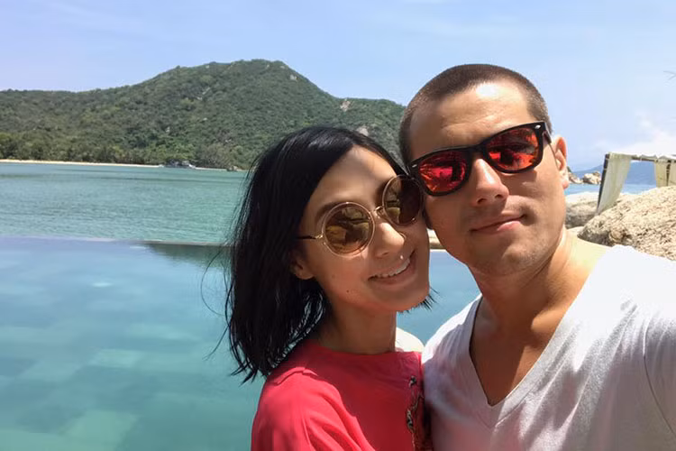 Không chia sẻ về chuyện tình cảm với Olaf Mueller nhưng trên trang cá nhân, Kathy Uyên lại khá thoải mái đăng tải những khoảnh khắc ngọt ngào bên chàng nhiếp ảnh gia điển trai này. Ảnh: FBNV