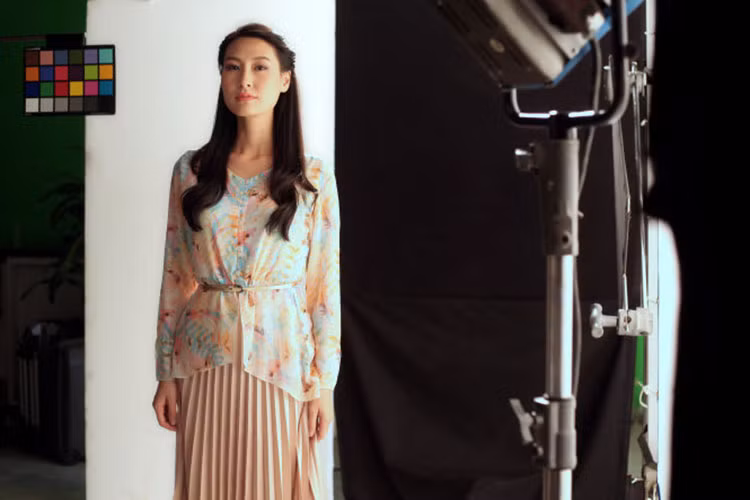 Năm nay, Kathy Uyên bận rộn trên phim trường “Cú té trời tính”. Đây là bộ phim mới của đạo diễn Charlie Nguyễn. Ảnh: FBNV