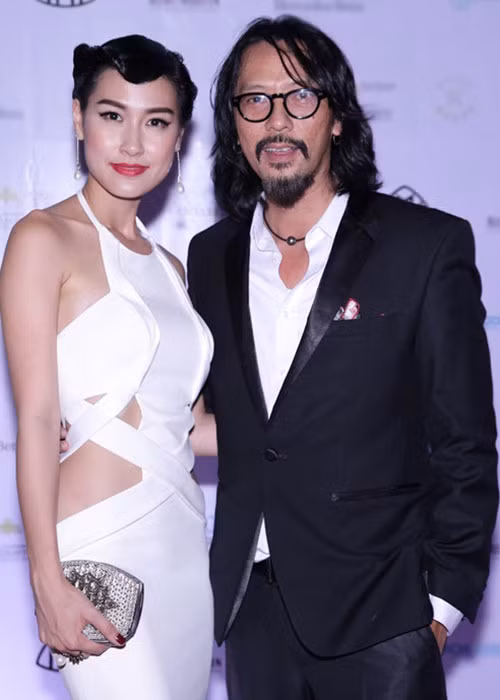 Kathy Uyên giới thiệu bạn trai Timothy khi ra mắt bộ phim điện ảnh “Âm mưu giày gót nhọn” với vai trò nhà sản xuất. Đây cũng chính là tác phẩm đánh dấu sự hợp tác lần đầu tiên của cặp đôi này. Ảnh: Dân Việt