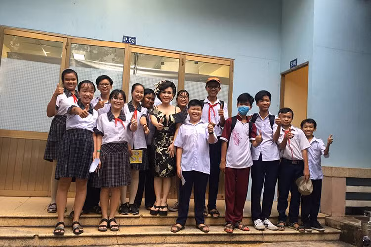 Việt Hương chụp ảnh kỷ niệm cùng người hâm mộ nhí trên trường quay.