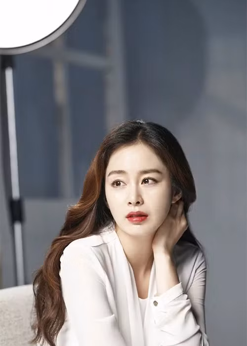 Bà xã Bi Rain khoe nhan sắc mặn mà trong những tháng đầu thai kỳ. Dù giàu có nhưng Kim Tae Hee vẫn miệt mài làm việc lúc mang bầu. Ảnh: Dramafever